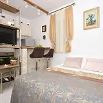 House With Swimming Heated Pool Next To The River ポドストラナ