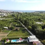 House With Swimming Heated Pool Next To The River ポドストラナ