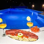 House With Swimming Heated Pool Next To The River ヴィラ ポドストラナ