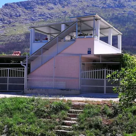 ヴィラ House With Swimming Heated Pool Next To The River