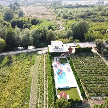 ヴィラ House With Swimming Heated Pool Next To The River ポドストラナ