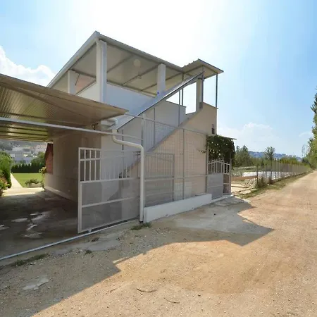 House With Swimming Heated Pool Next To The River ポドストラナ